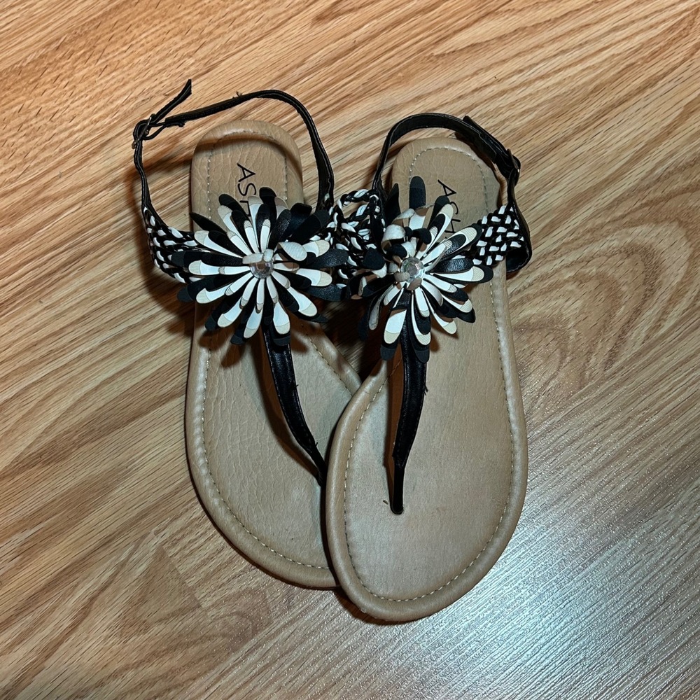 Asha Black & White Floral Thong Sandals Women's Size 8.5 Summer Casual Shoes